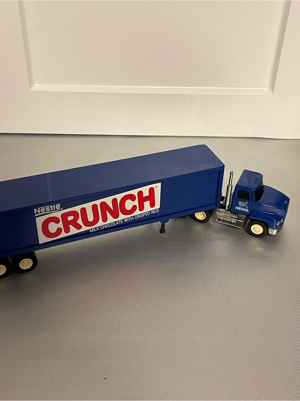 PENJOY Nestle Crunch Mack Tractor Trailer 1:64 Scale Diecast Promotional Model